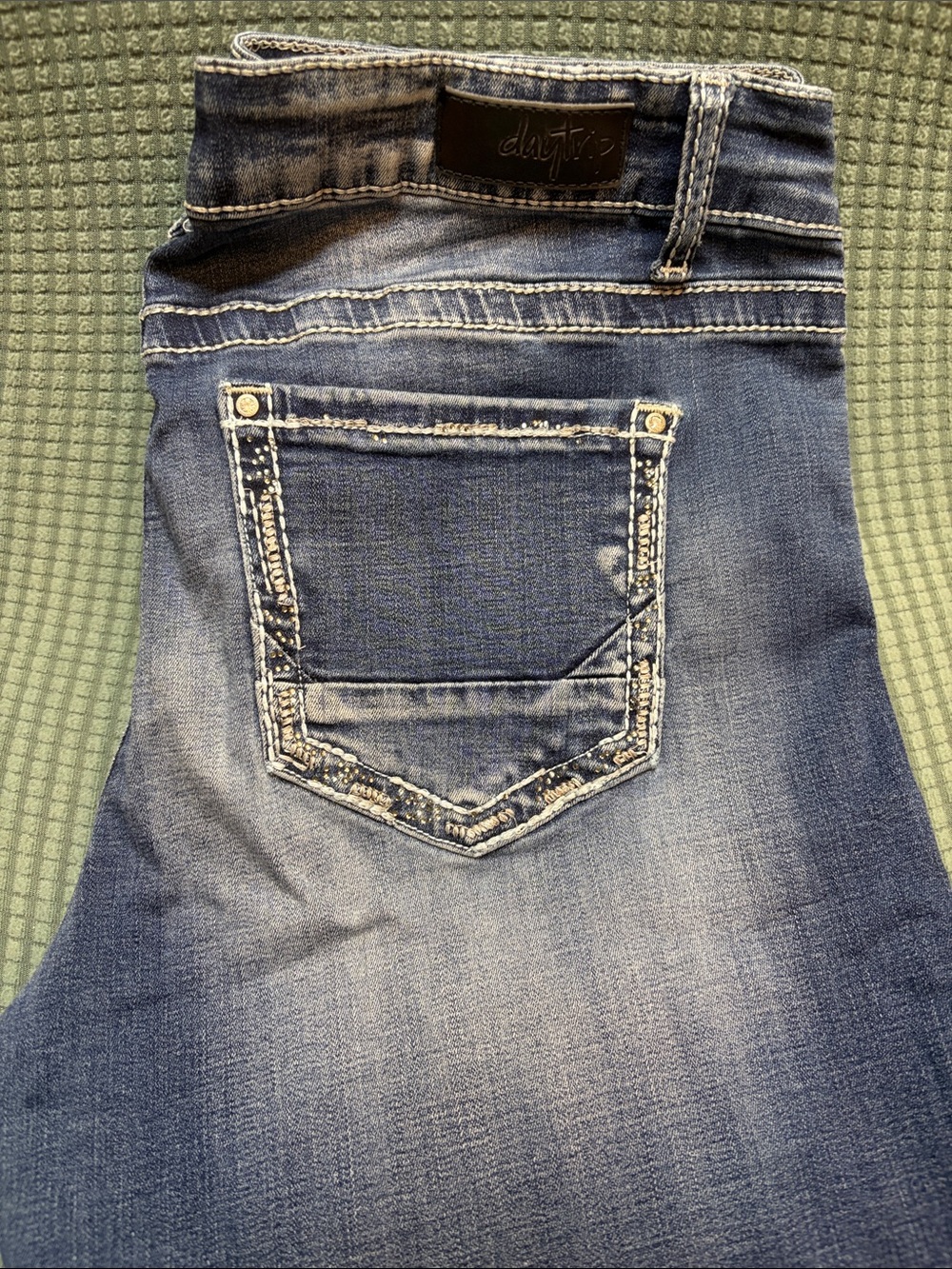 Buckle Daytrip Virgo Denim Jeans with Contrast Stitching